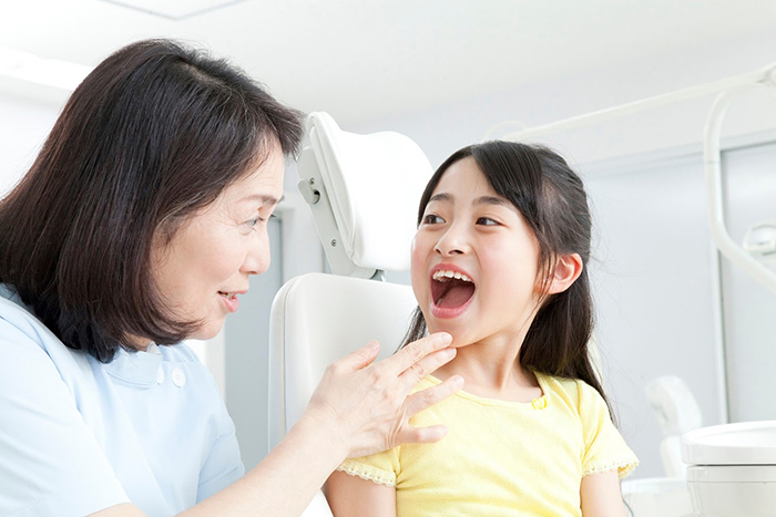 口内を確認する歯医者と女の子
